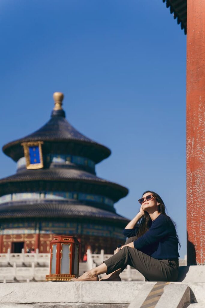 Chica en Baijing disfrutando del atardecer en un templo