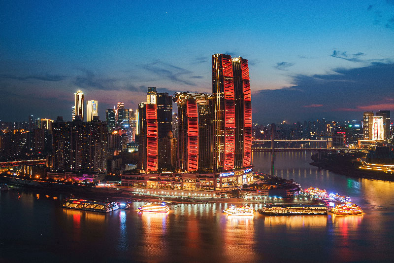 Ciudad moderna China de noche con muchas luces