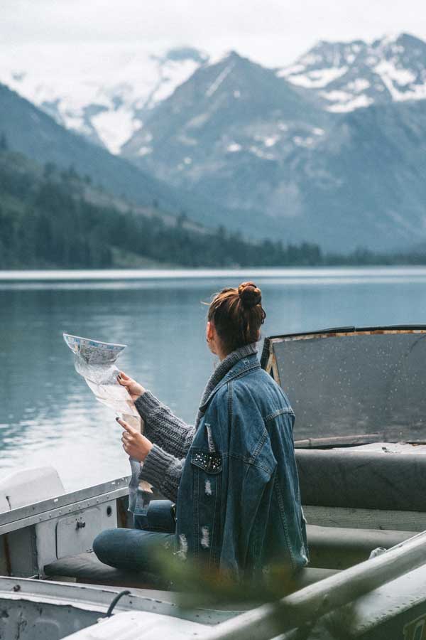 Chica turista frente al lago en China