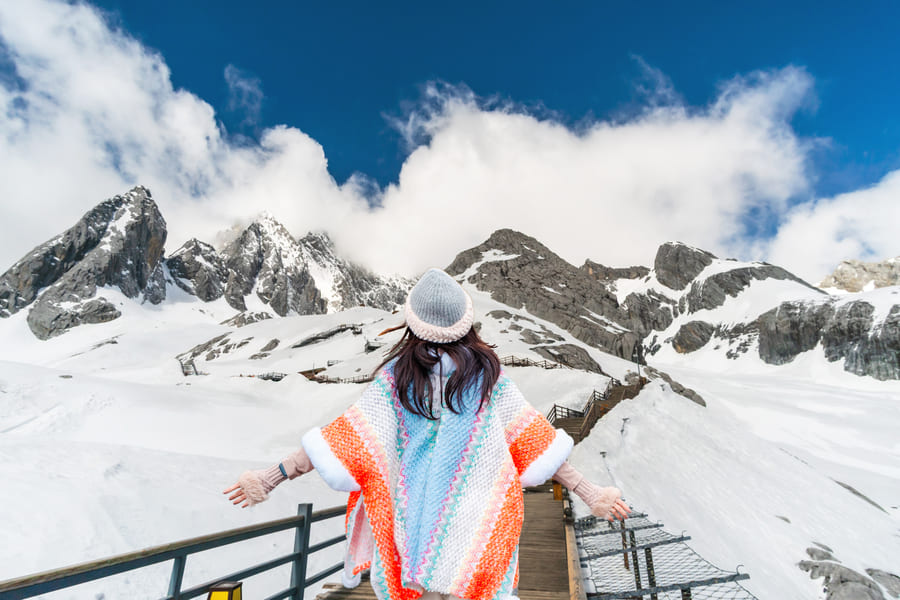 Montaña nieve en China con mujer joven turista