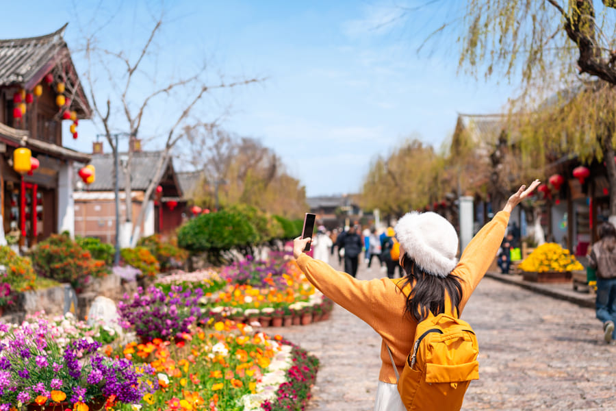 Chica disfrutando vacaciones en China Yunnan